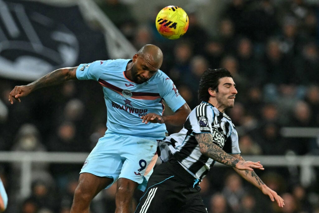 Brentford's Brazilian striker #09 Igor Thiago (L) vies with Newcastle United's Italian midfielder #08 Sandro Tonali (R)