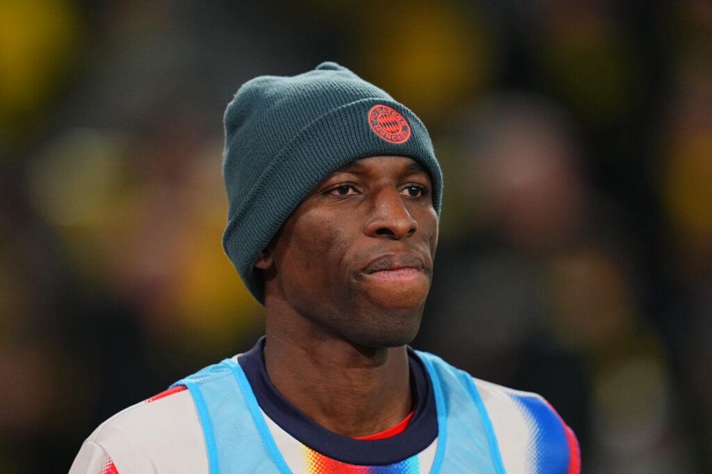 Nicolas Jackson (Bayern Munich) looks on