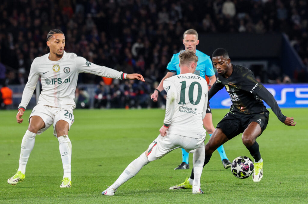 Ousmane Dembele (R) challenges Chelsea's English midfielder #10 Cole Palmer (C) and Chelsea's Brazilian forward #20 Joao Pedro