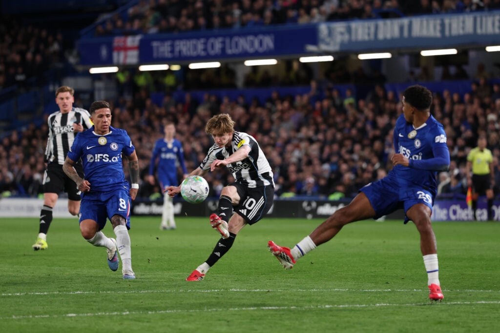 Anthony Gordon of Newcastle United shoots past Wesley Fofana of Chelsea
