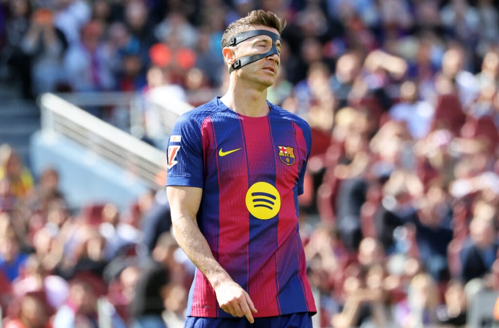 Robert Lewandowski plays during the match between FC Barcelona and Rayo Vallecano