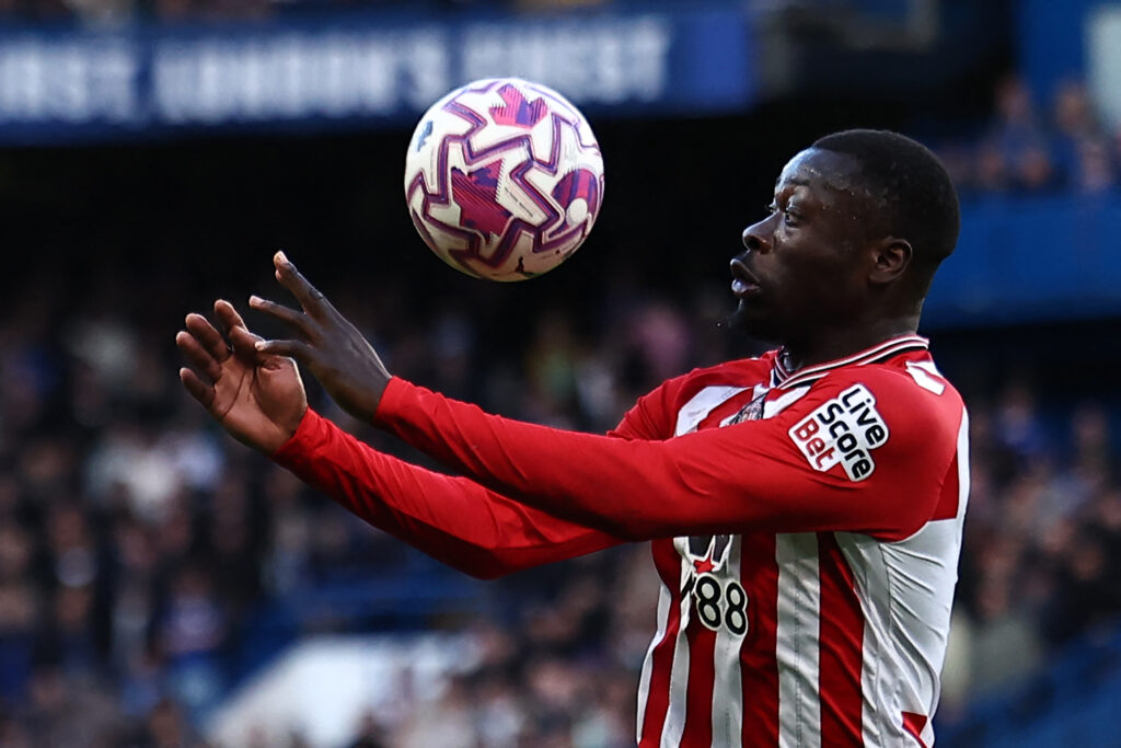 Sunderland's Dutch striker #09 Brian Brobbey controls the ball