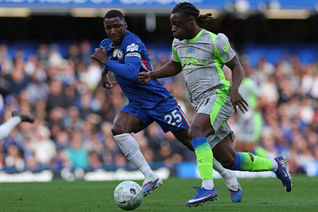 Chelsea's Ecuadorian midfielder #25 Moises Caicedo (L) challenges Manchester City's Belgian midfielder #11 Jeremy Doku