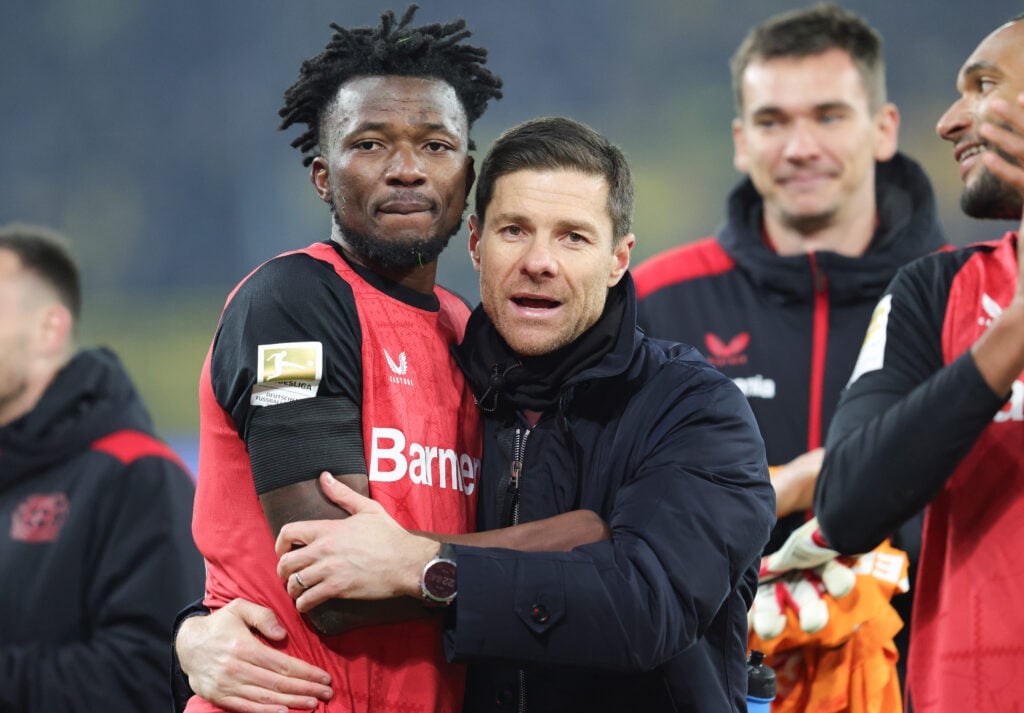 (LR) Edmond Tapsoba of Bayer Leverkusen and Head coach Xabi Alonso
