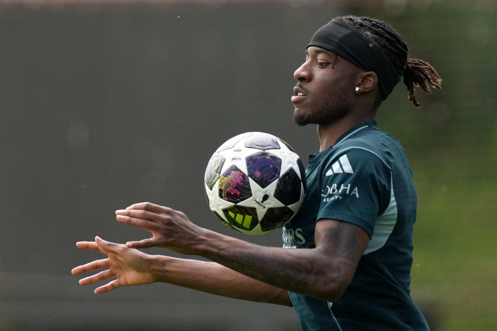 Chelsea fans cannot believe what Noni Madueke did during Arsenal's Champions League final loss