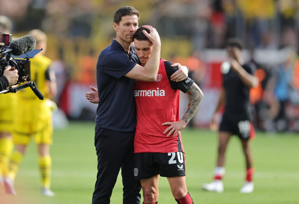Head coach Xabi Alonso of Bayer Leverkusen Trainer and Alex Grimaldo of Bayer Leverkusen