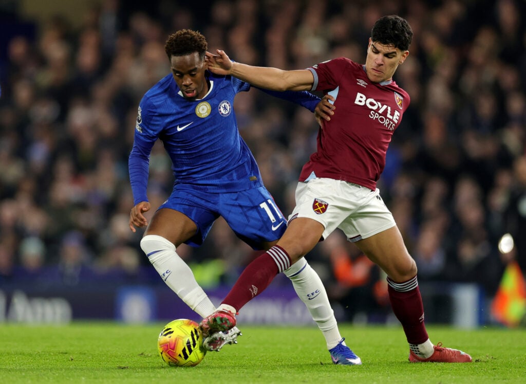 Jamie Gittens of Chelsea is challenged by Mateus Fernandes of West Ham United