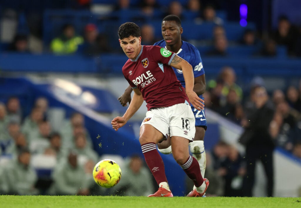 Mateus Fernandes of West Ham United passes the ball whilst under pressure from Moises Caicedo of Chelsea
