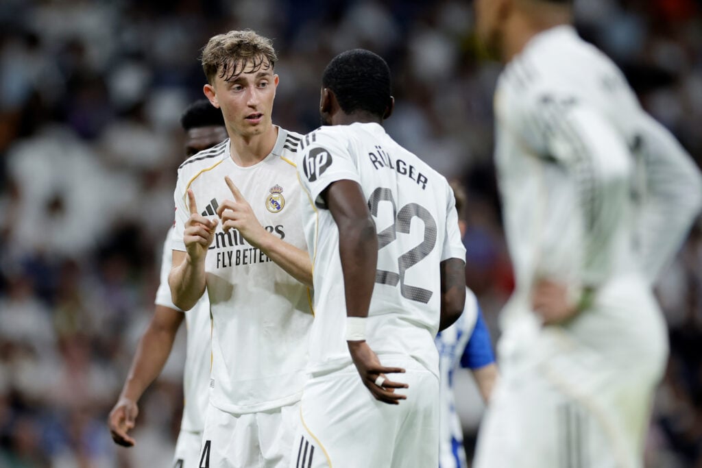 Dean Huijsen of Real Madrid is giving instructions to Antonio Rudiger