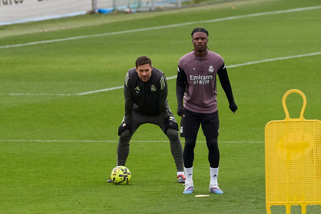 Xabi Alonso (L), the head coach of Real Madrid CF and